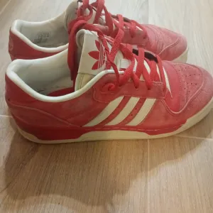 Adidas rivalry low