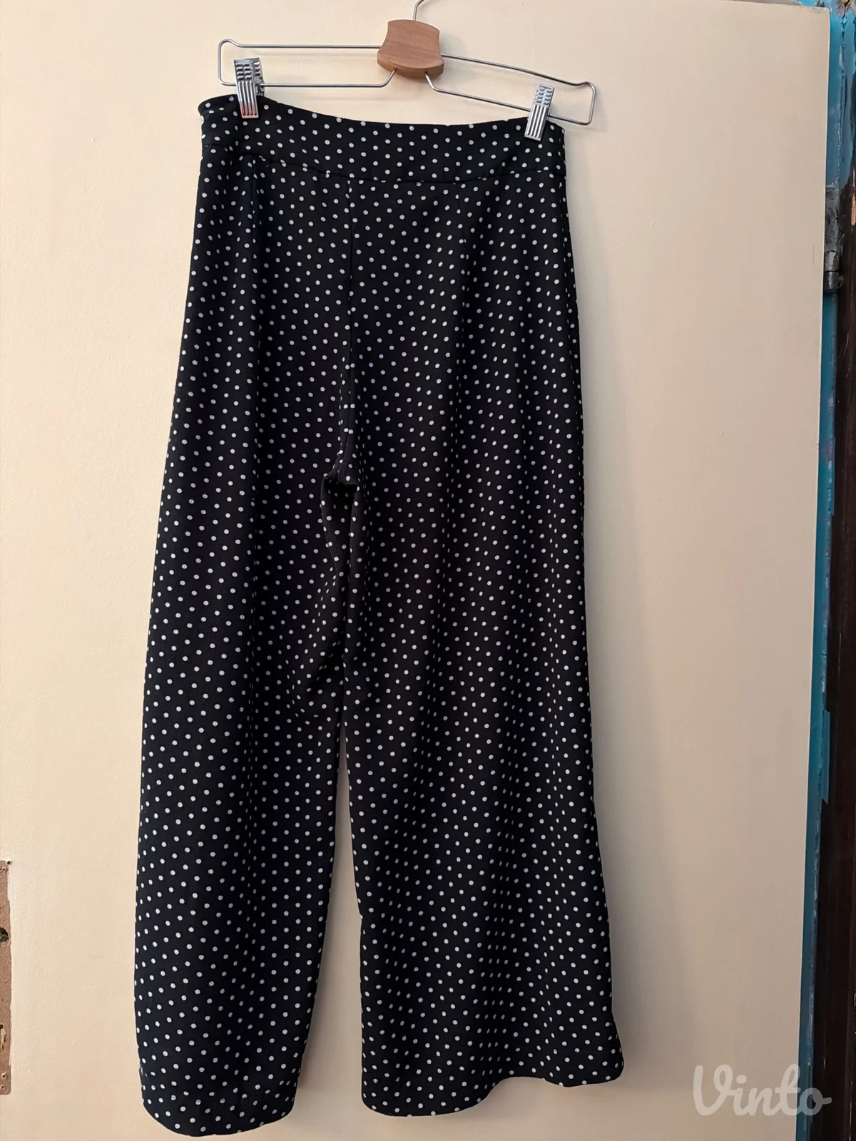 Crne pantalone sa tufnicama