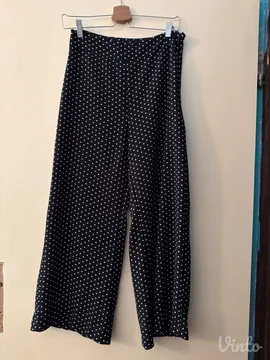 Crne pantalone sa tufnicama