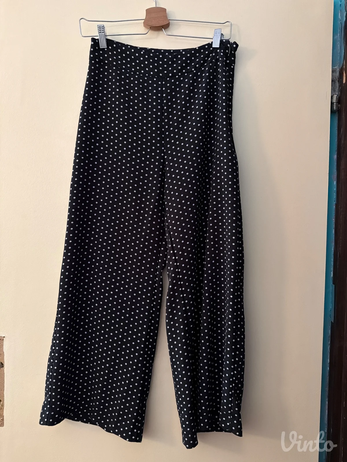 Crne pantalone sa tufnicama