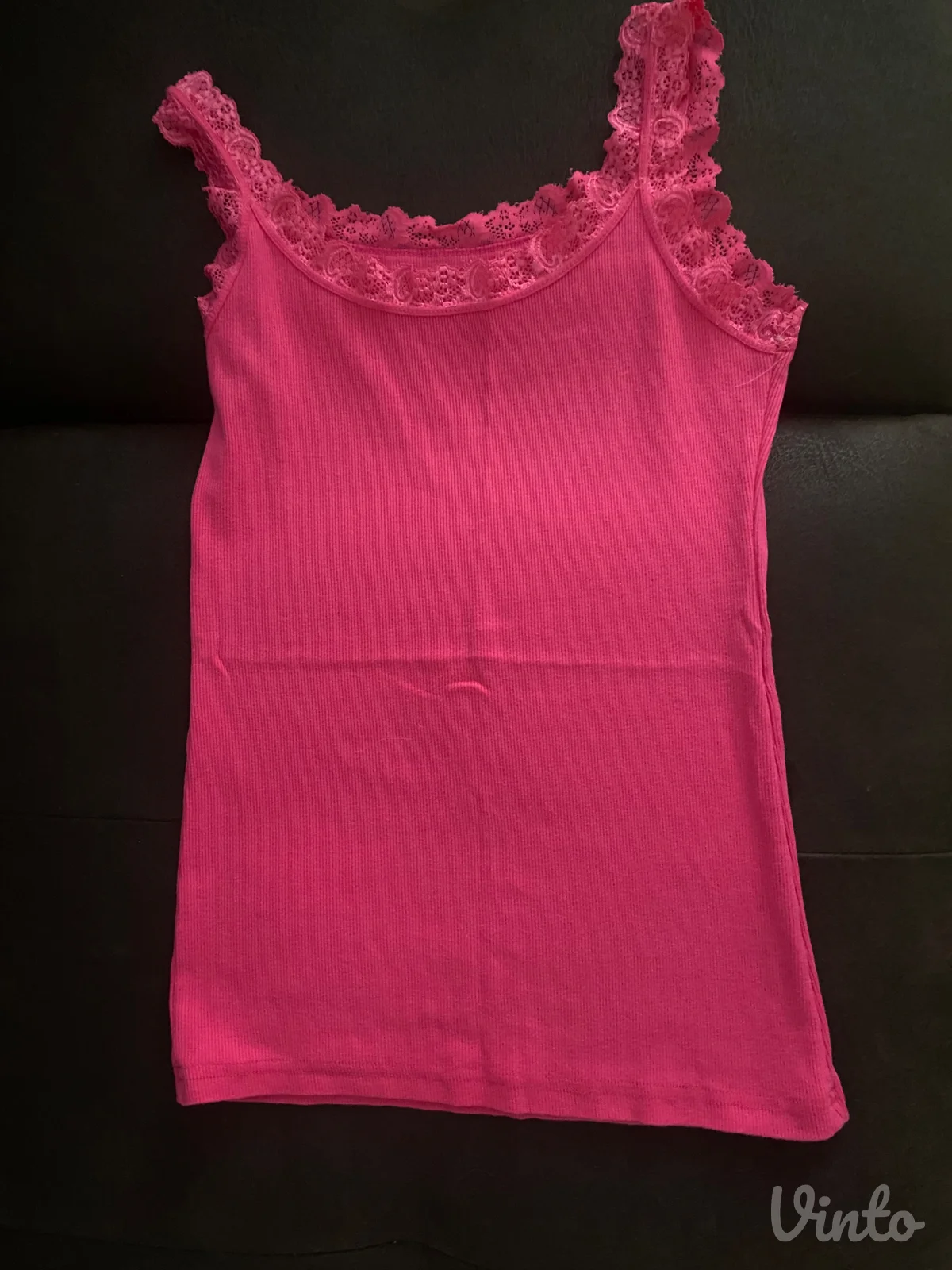 Dva ženska topa i majica na bretele roze boje