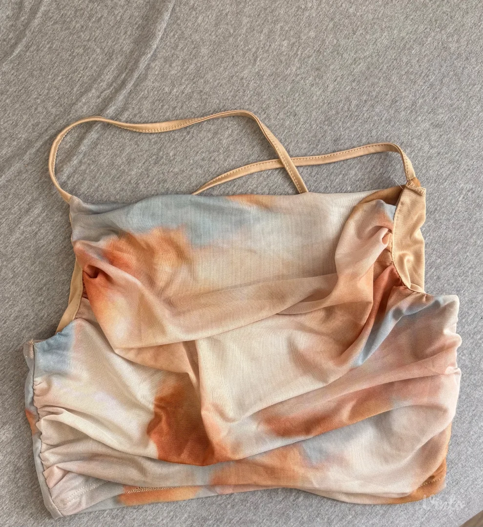 Ženski top na brtele