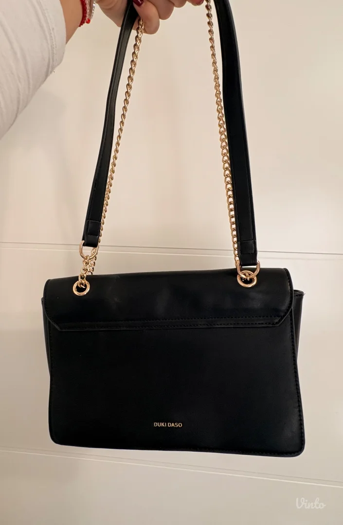 Elegantna crna torbica sa zlatnim detaljima