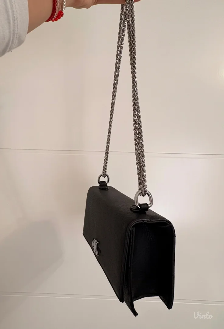 Crna torbica sa srebrnim detaljina