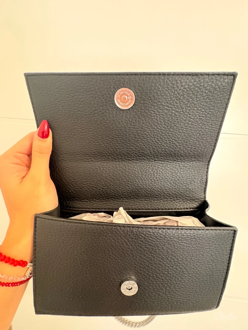 Crna torbica sa srebrnim detaljina