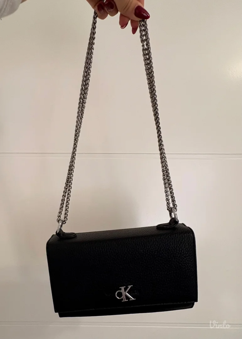 Crna torbica sa srebrnim detaljina