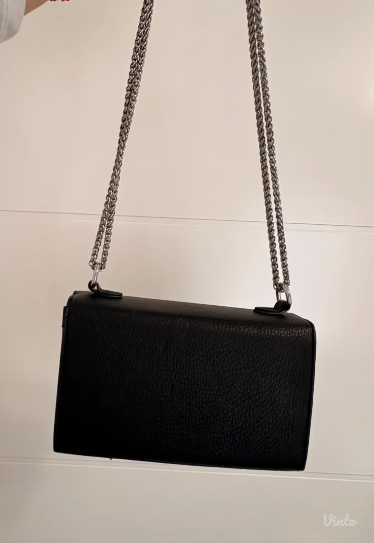 Crna torbica sa srebrnim detaljina