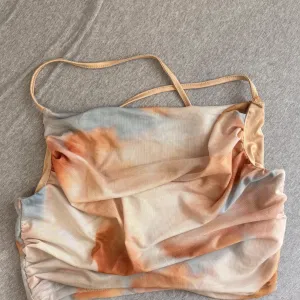 Ženski top na brtele