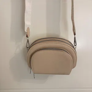 Bež torbica sa predivnim kaišem