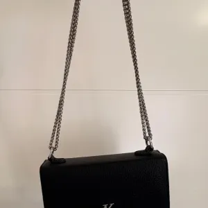 Crna torbica sa srebrnim detaljina