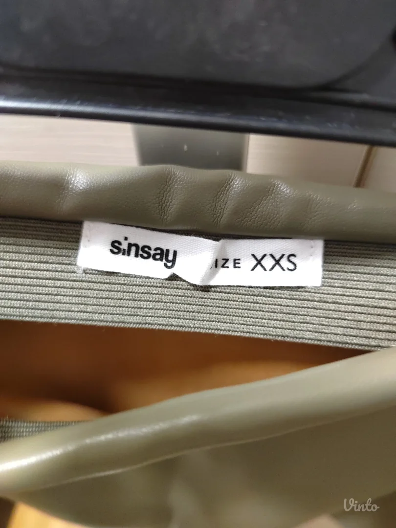 Maslinasto zelena kožna suknjica