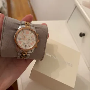 Michael Kors sat