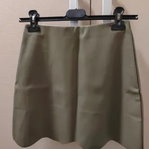 Maslinasto zelena kožna suknjica