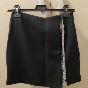 Crna Zara suknjica sa cirkonima