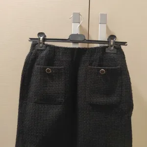 Crna suknjica od tvida