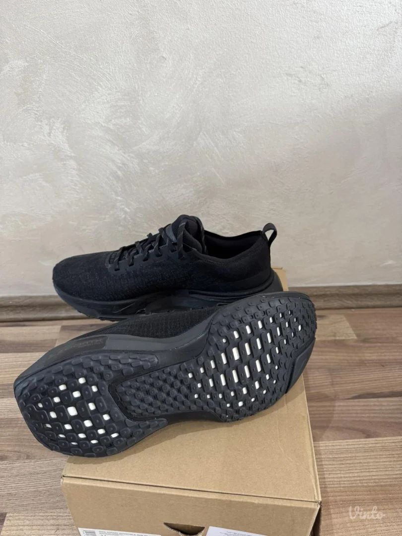 NOVO Nike invincible run 3 (br 45)