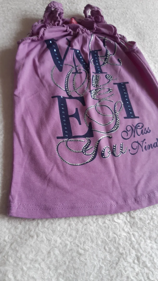 Ljubicasta majica sa natpisom