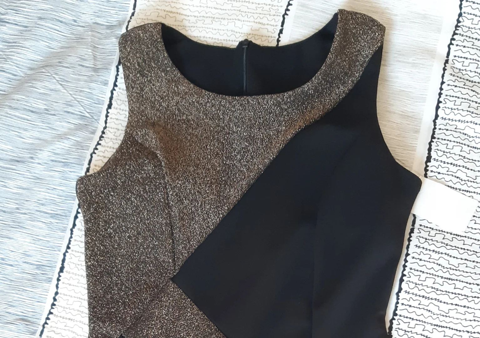 Haljina sa zlatnim detaljima Novo