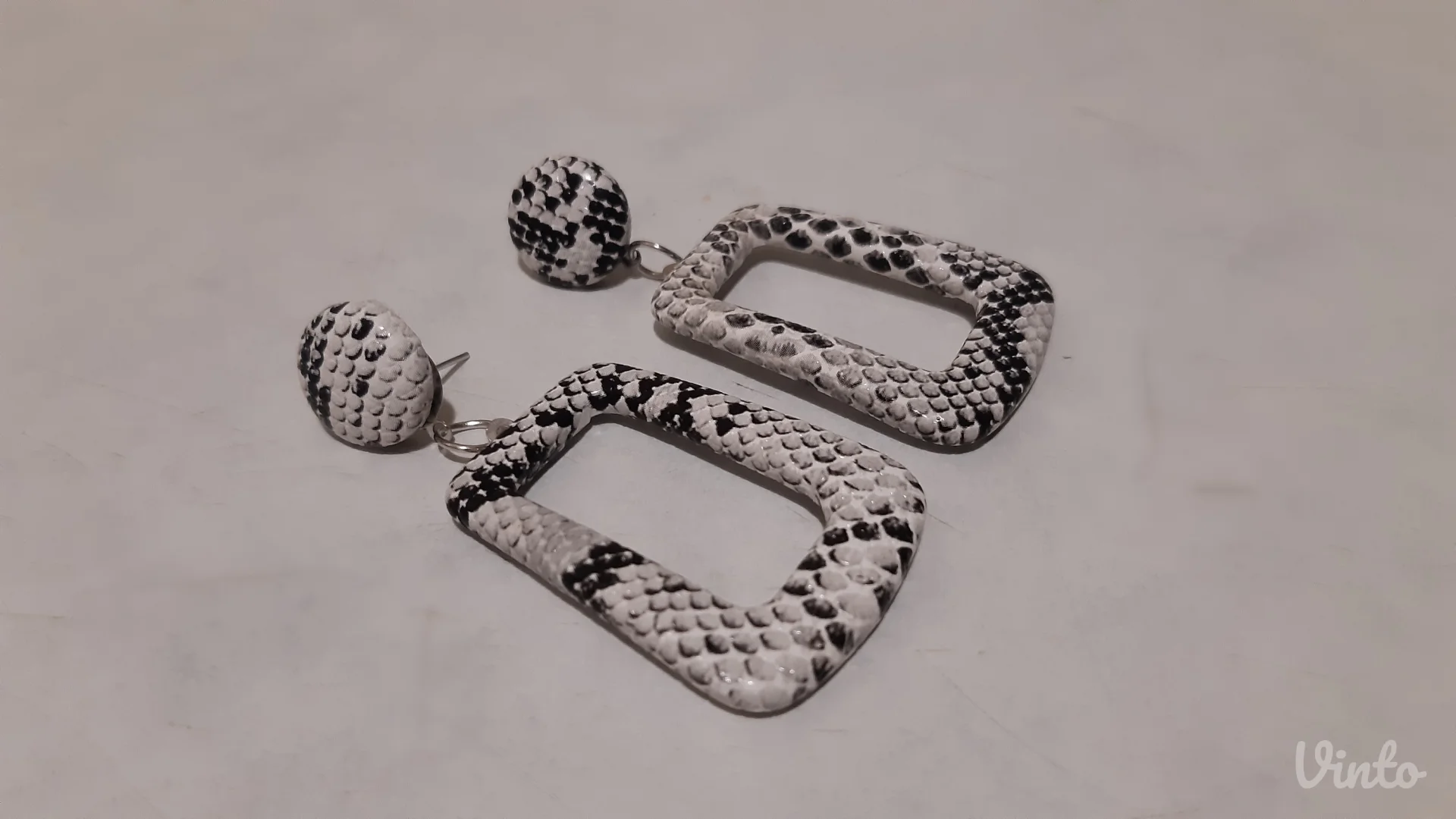 Mindjuse snake print crno bele Novo