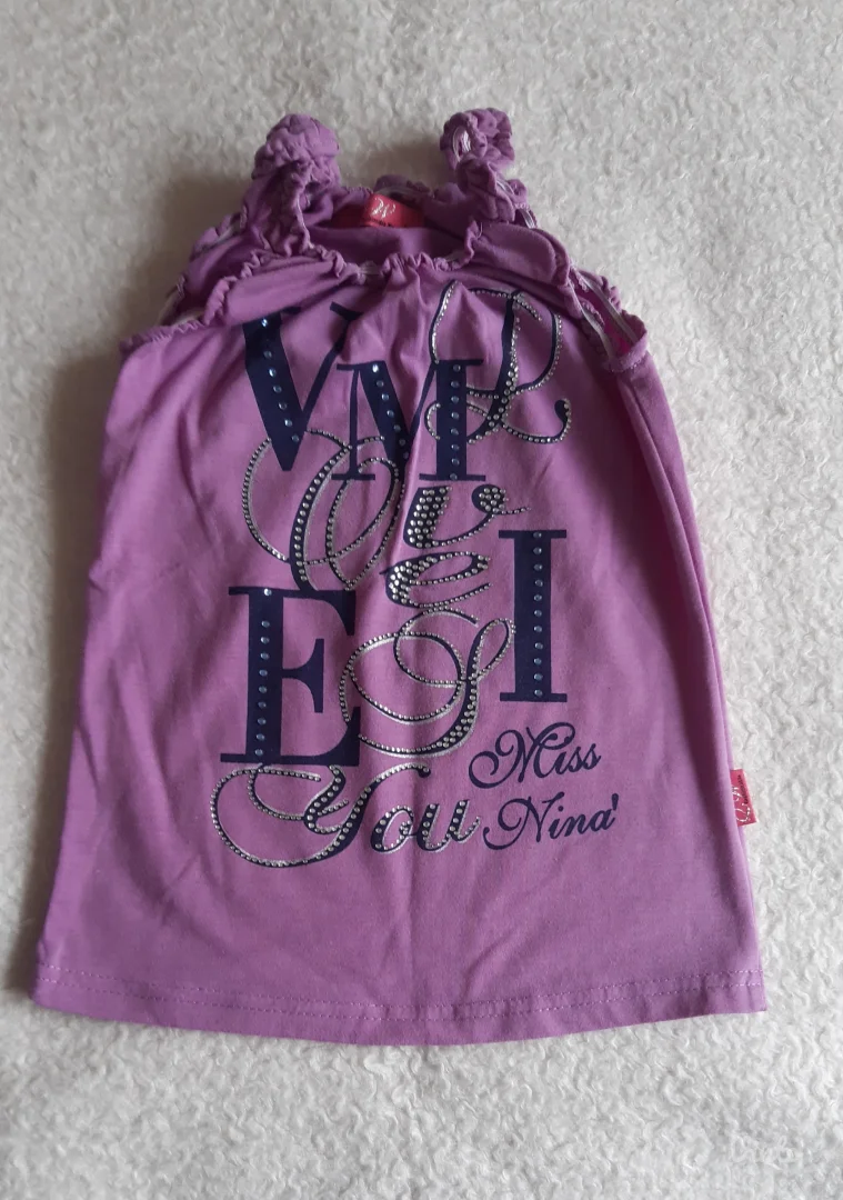 Ljubicasta majica sa natpisom