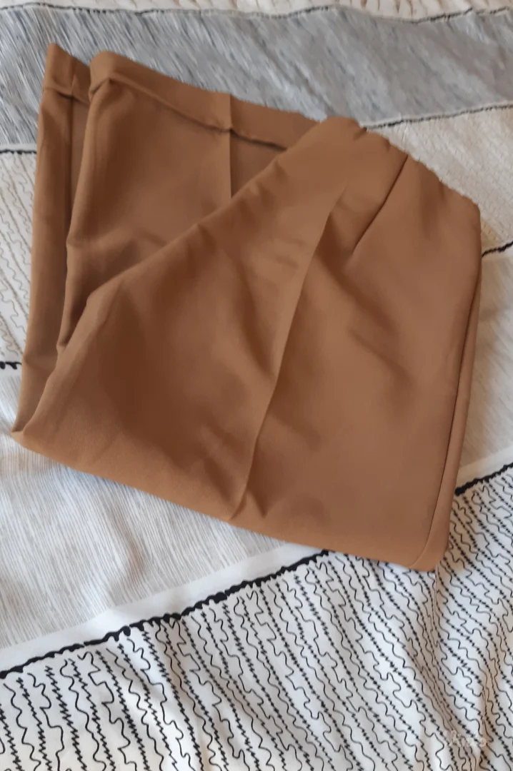 Oker kapri pantalone Novo