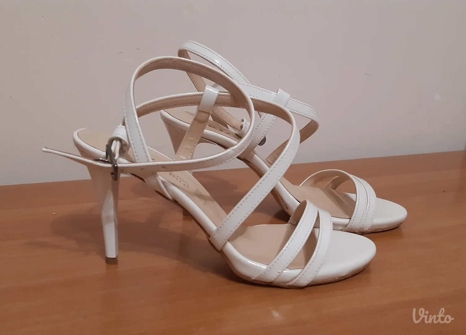 Bele sandale