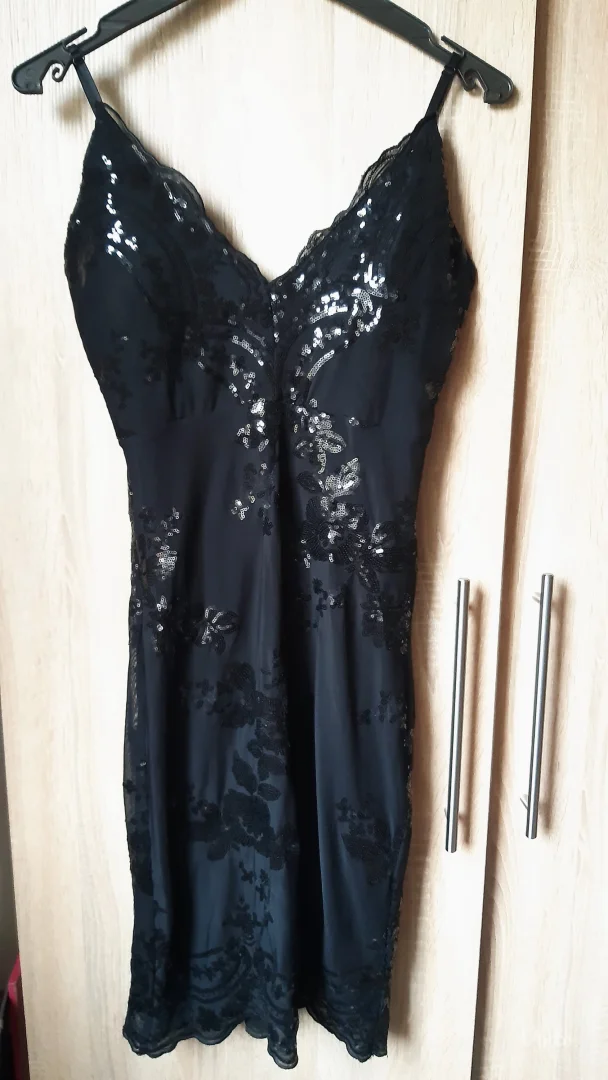 Crna svecana haljina na brtele