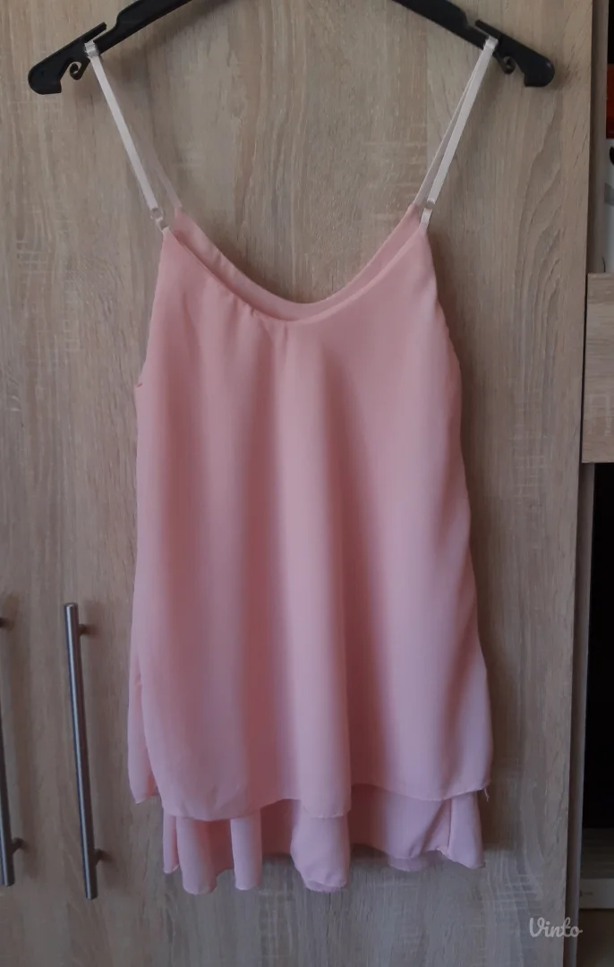 Roze majica na brtele