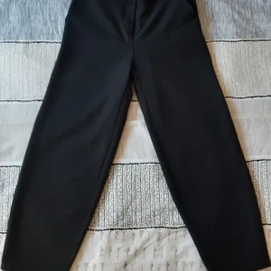 Crne kapri pantalone Novo