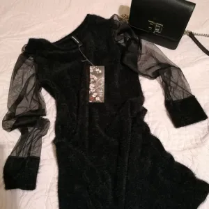 Crna haljina sa til rukavima