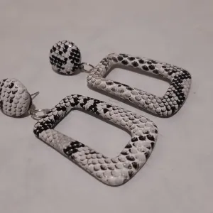 Mindjuse snake print crno bele Novo