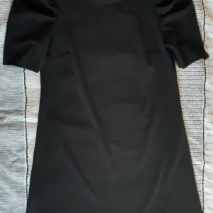 Crna mini haljina sa kratkim rukavima Novo