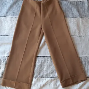 Oker kapri pantalone Novo