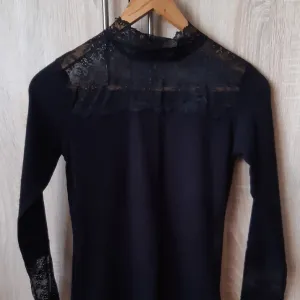 Crna polurolka sa cipkom