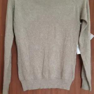 Krem bluza sa diskretnim sljokicama Novo