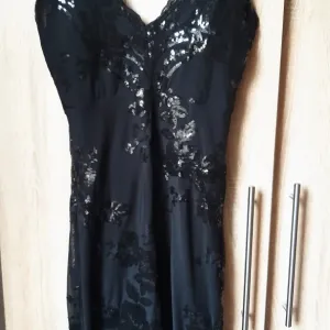 Crna svecana haljina na brtele