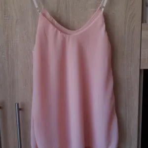 Roze majica na brtele