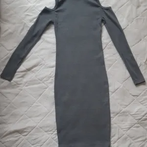 Siva haljina sa prorezima