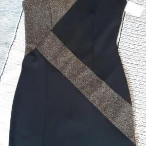 Haljina sa zlatnim detaljima Novo