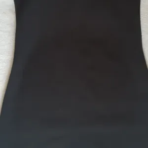 Crna top haljina