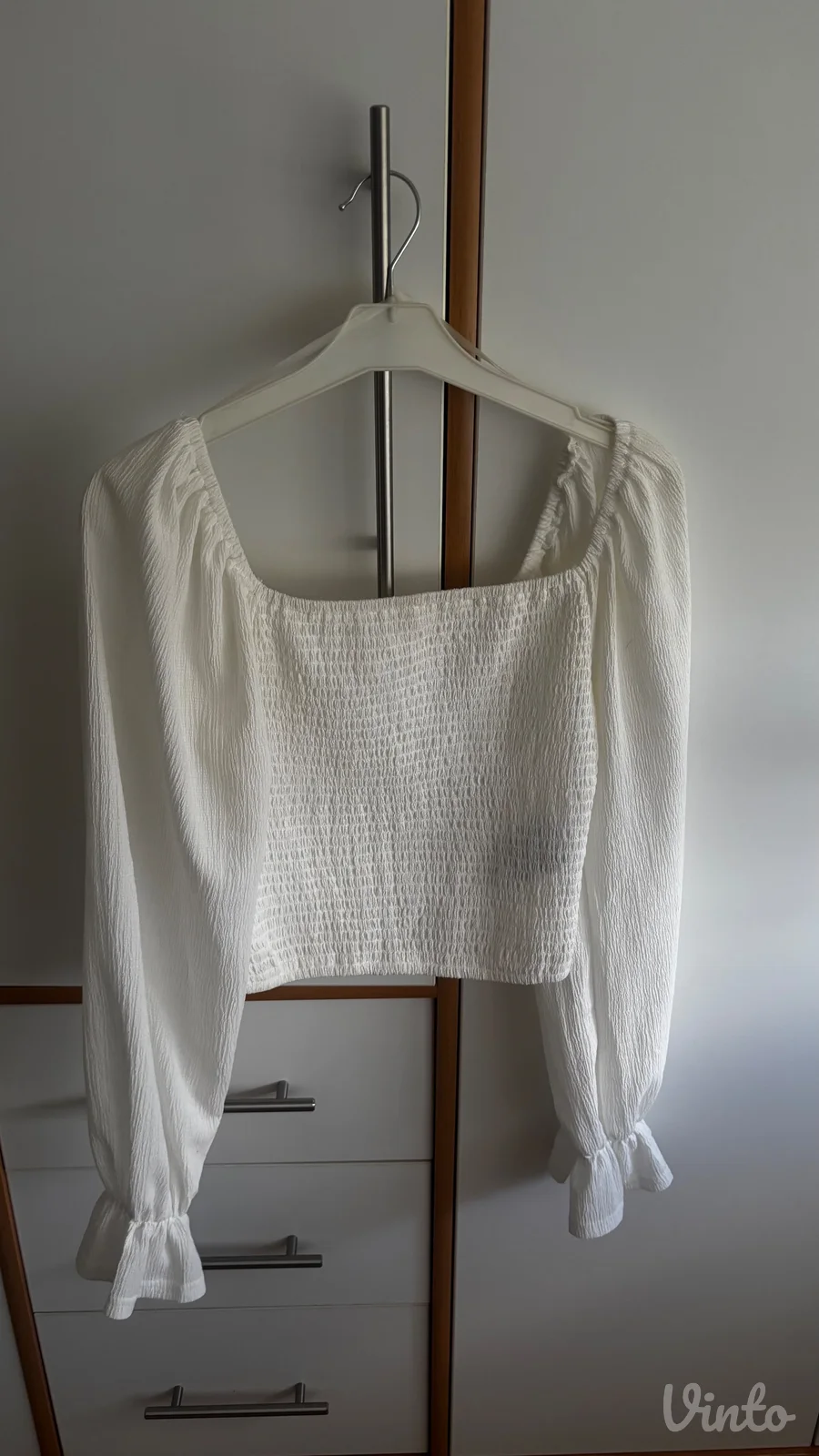 Elegantni lagani beli letnji top
