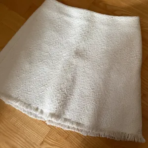 Zara beli mini bukle materijala (reljefni)