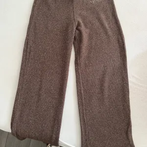 Zara pantalone sirokih nogavica