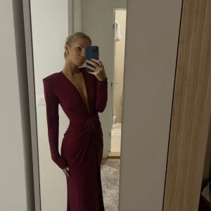 Gossip.eu - bordo haljina