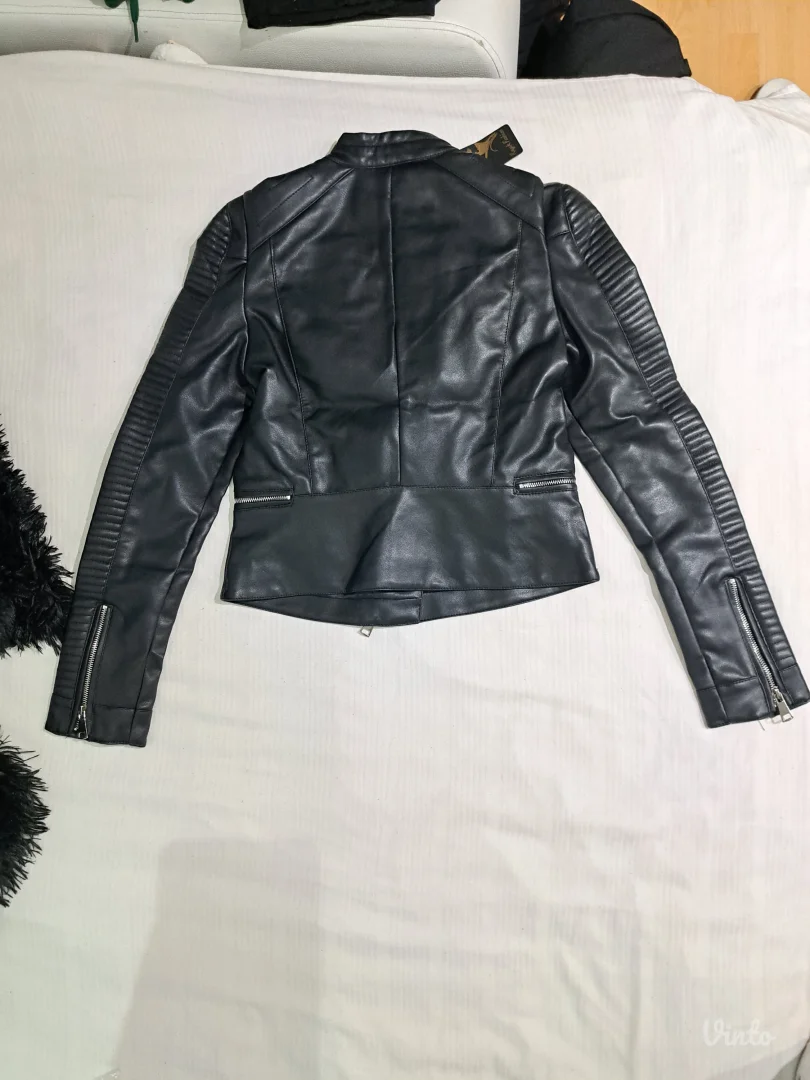 Crna kožna jakna