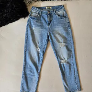 plavi mom jeans