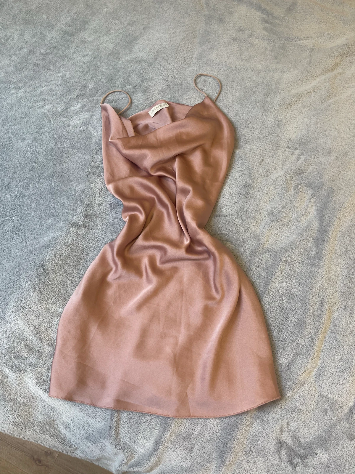 Svilena roze haljina