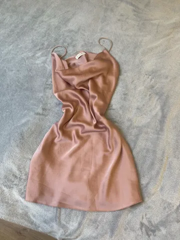 Svilena roze haljina