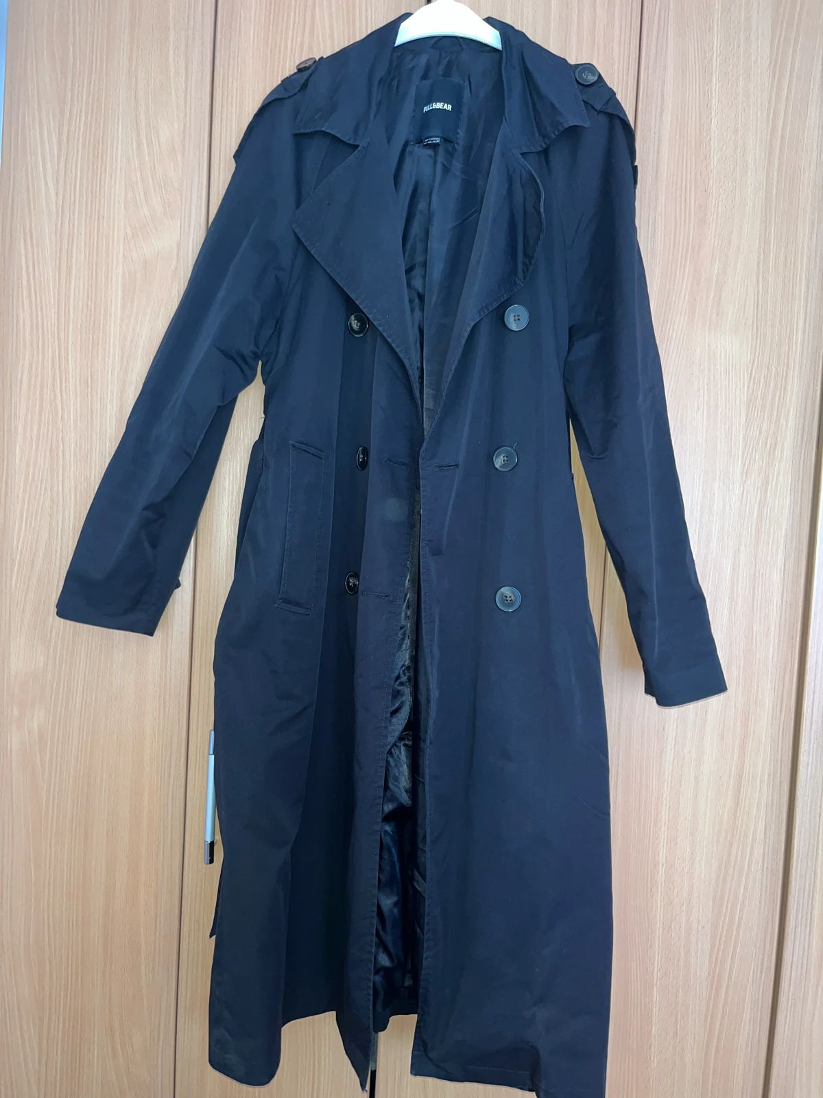 Pull and bear crni mantil kao nov