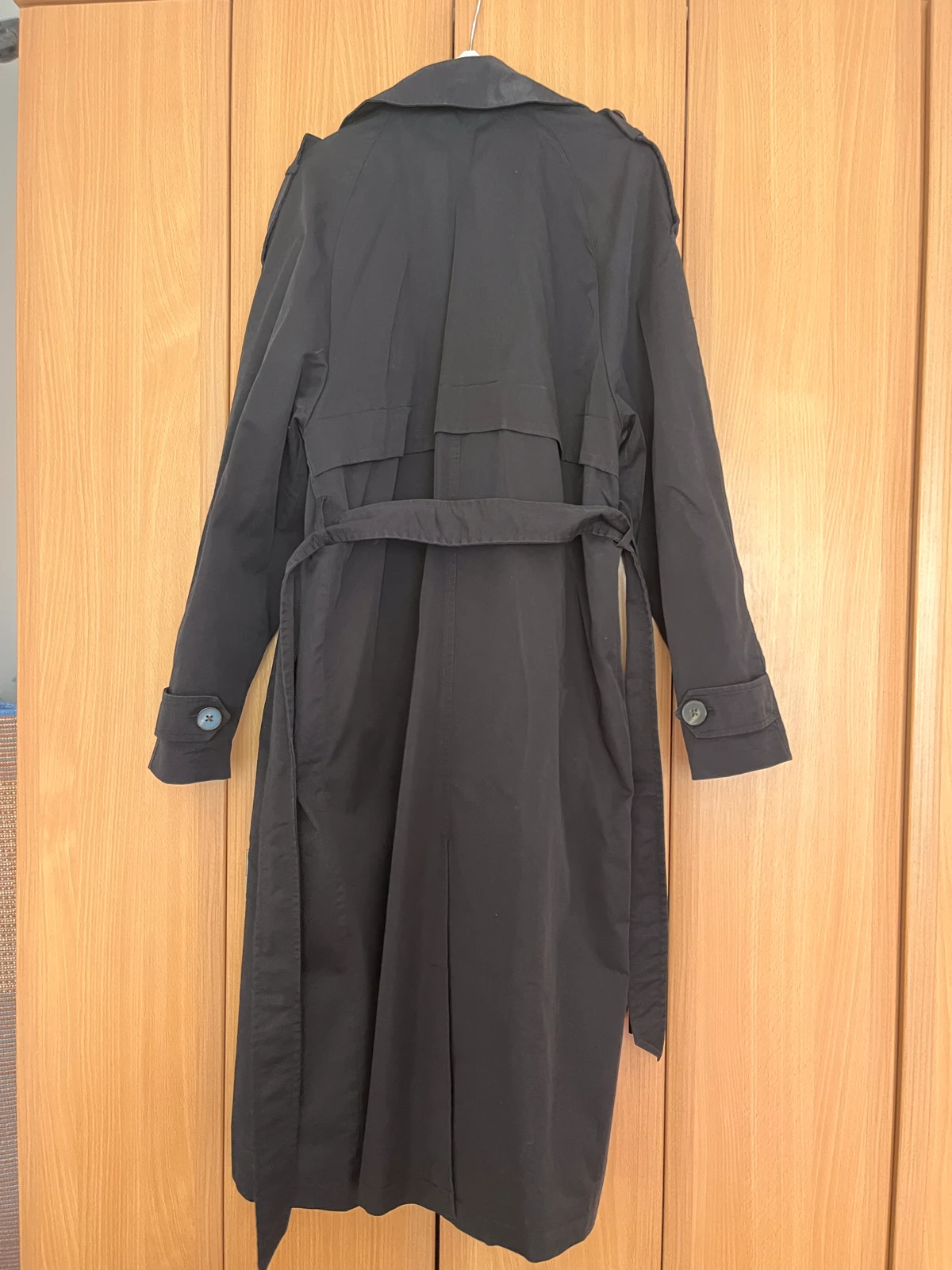 Pull and bear crni mantil kao nov